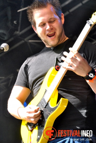 Deadbeat op Bevrijdingsfestival Overijssel 2010 foto