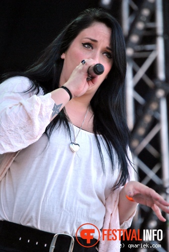 Lisa Loïs op Bevrijdingsfestival Overijssel 2010 foto