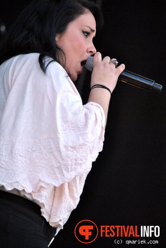 Lisa Loïs op Bevrijdingsfestival Overijssel 2010 foto