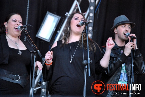 Lisa Loïs op Bevrijdingsfestival Overijssel 2010 foto