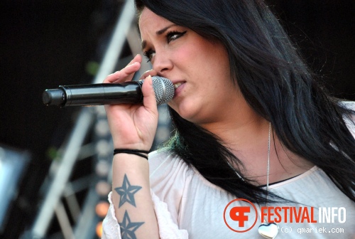 Lisa Loïs op Bevrijdingsfestival Overijssel 2010 foto