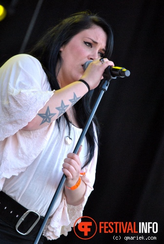 Lisa Loïs op Bevrijdingsfestival Overijssel 2010 foto