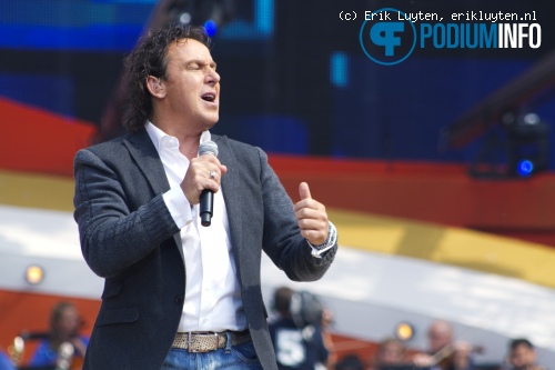 Marco Borsato op Guus Meeuwis - 14/6 - Philips stadion foto