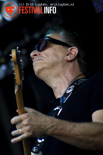 Jimmy Vaughan op Bospop 2010 foto