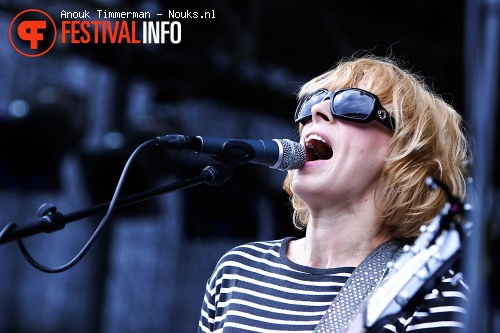 Bettie Serveert op Geuzenpop 2010 foto