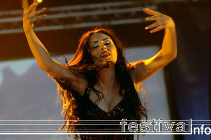 Within Temptation op Appelpop 2005 foto