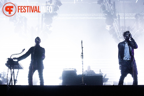 Massive Attack op Lowlands 2010 foto