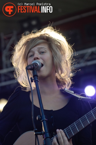 Selah Sue op Into The Great Wide Open 2010 foto