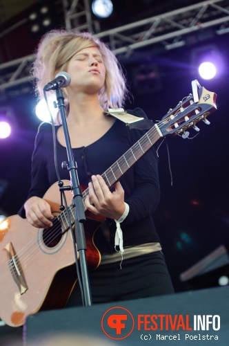 Selah Sue op Into The Great Wide Open 2010 foto