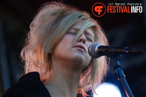 Selah Sue op Into The Great Wide Open 2010 foto