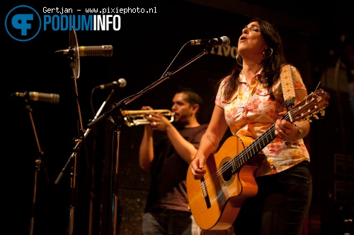 Amparo Sanchez op Calexico - 11/9 - Tivoli foto