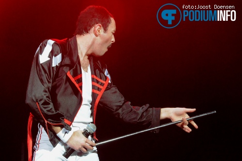 Gary Mullen and the Works op One Night of Queen - 7/10 - Parkstad Limburg Theaters foto