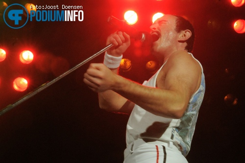 Gary Mullen and the Works op One Night of Queen - 7/10 - Parkstad Limburg Theaters foto