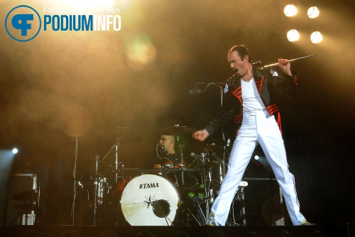 Gary Mullen and the Works op One Night of Queen - 7/10 - Parkstad Limburg Theaters foto