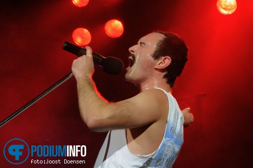 Gary Mullen and the Works op One Night of Queen - 7/10 - Parkstad Limburg Theaters foto