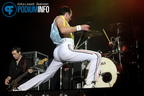 Gary Mullen and the Works op One Night of Queen - 7/10 - Parkstad Limburg Theaters foto