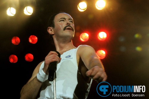 Gary Mullen and the Works op One Night of Queen - 7/10 - Parkstad Limburg Theaters foto