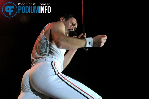 Gary Mullen and the Works op One Night of Queen - 7/10 - Parkstad Limburg Theaters foto