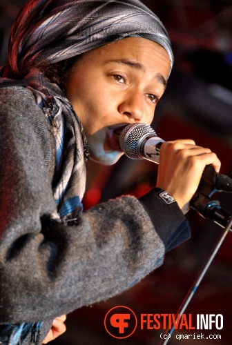 Nneka op Bevrijdingsfestival Overijssel 2011 foto