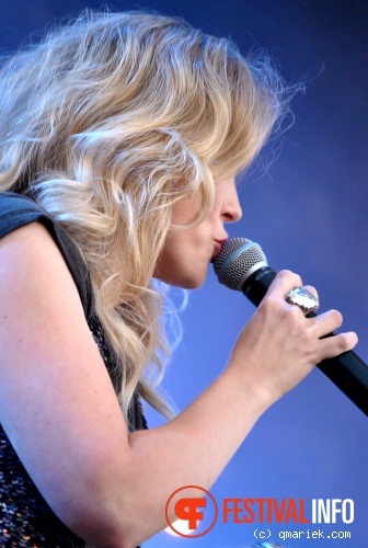 Ilse DeLange op Bevrijdingsfestival Overijssel 2011 foto