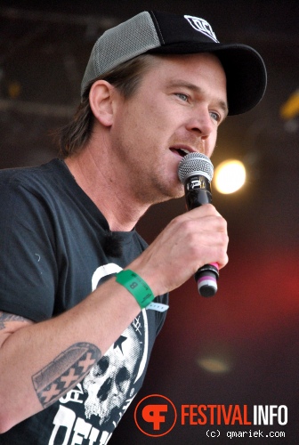 Johnny De Mol op Bevrijdingsfestival Overijssel 2011 foto