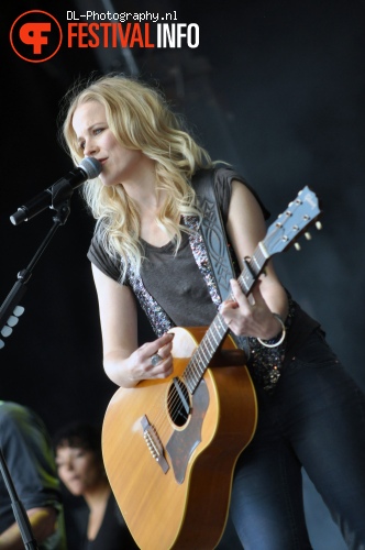 Ilse DeLange op Bevrijdingsfestival Wageningen 2011 foto