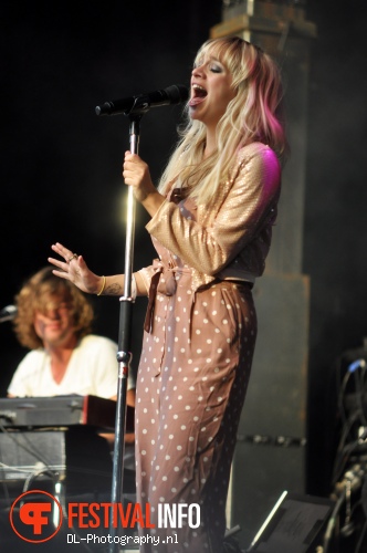 Jacqueline Govaert op Bevrijdingsfestival Wageningen 2011 foto