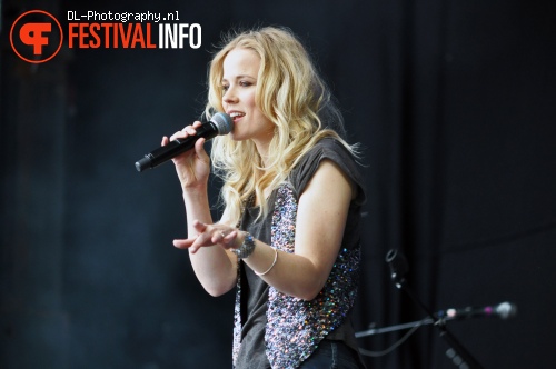 Ilse DeLange op Bevrijdingsfestival Wageningen 2011 foto