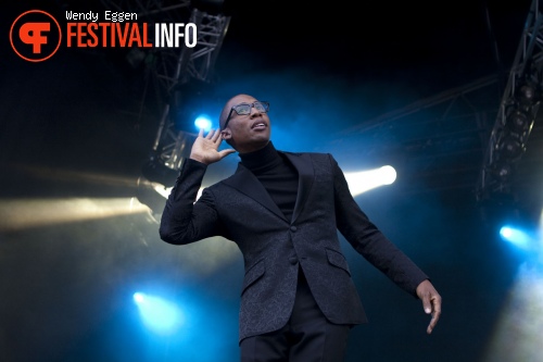 Raphael Saadiq op Bevrijdingsfestival Groningen 2011 foto