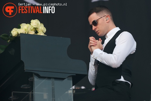 Hurts op Pinkpop 2011 foto