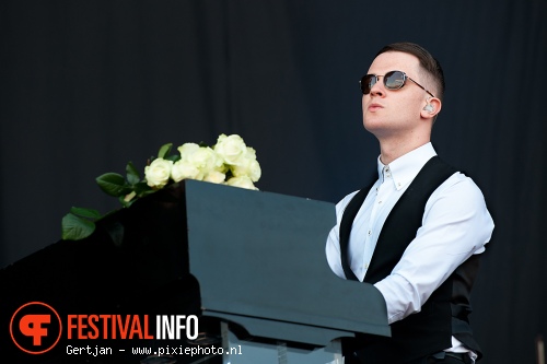 Hurts op Pinkpop 2011 foto