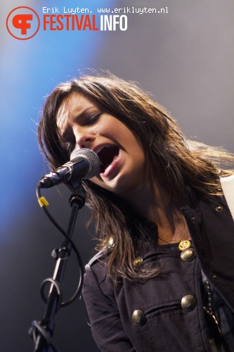 Yasmin op Bospop 2011 foto