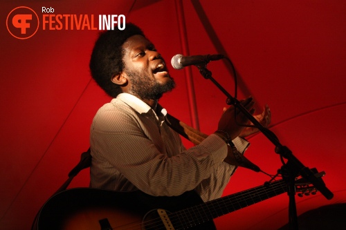 Michael Kiwanuka op Into The Great Wide Open 2011 foto