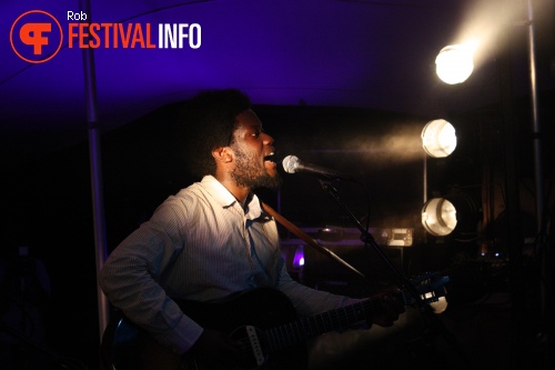 Michael Kiwanuka op Into The Great Wide Open 2011 foto