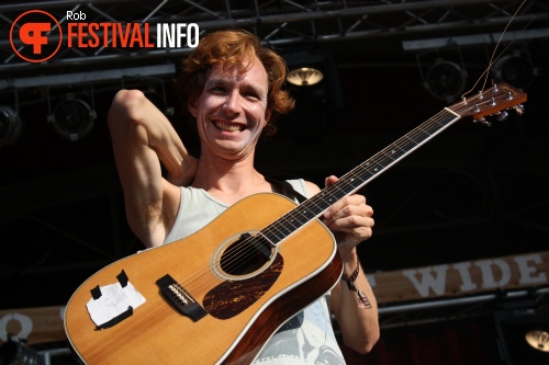 Kings of Convenience op Into The Great Wide Open 2011 foto