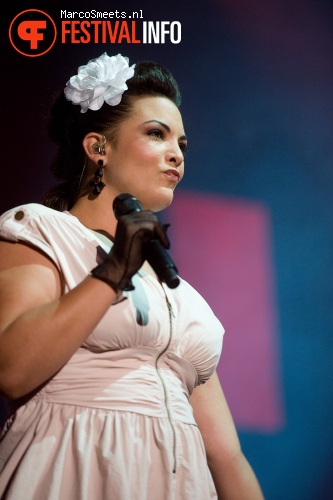 Caro Emerald op Appelpop 2011 - dag 2 zaterdag foto