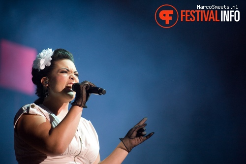 Caro Emerald op Appelpop 2011 - dag 2 zaterdag foto