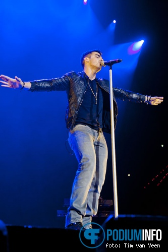 Joe Jonas op Britney Spears - 19/10 - Ahoy foto
