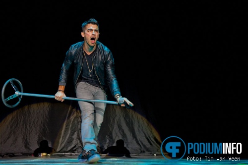 Joe Jonas op Britney Spears - 19/10 - Ahoy foto