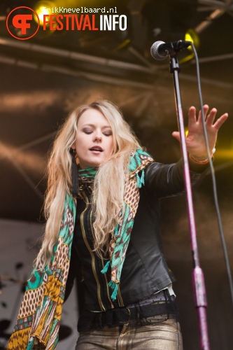 Stefany June op Bevrijdingsfestival Overijssel 2012 foto