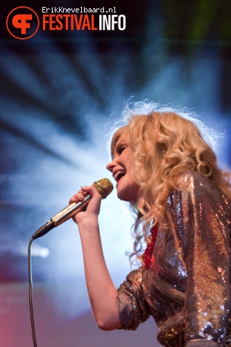 The Asteroids Galaxy Tour op Bevrijdingsfestival Overijssel 2012 foto