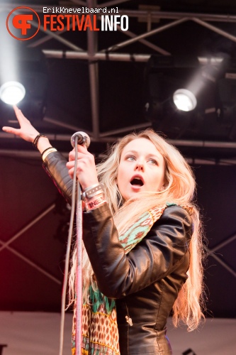 Stefany June op Bevrijdingsfestival Overijssel 2012 foto