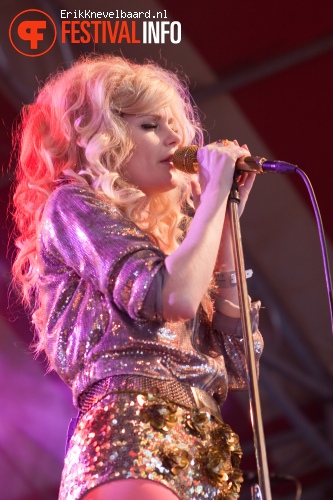 The Asteroids Galaxy Tour op Bevrijdingsfestival Overijssel 2012 foto