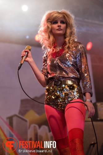 The Asteroids Galaxy Tour op Bevrijdingsfestival Overijssel 2012 foto