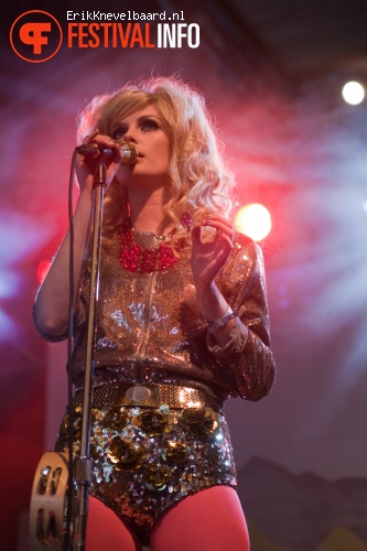 The Asteroids Galaxy Tour op Bevrijdingsfestival Overijssel 2012 foto