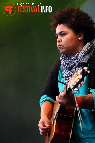 Rina Mushonga op Bevrijdingsfestival Zuid Holland 2012 foto