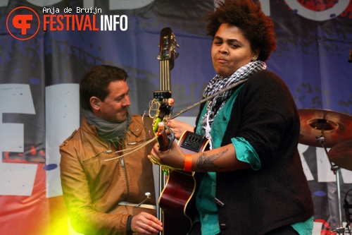 Rina Mushonga op Bevrijdingsfestival Zuid Holland 2012 foto