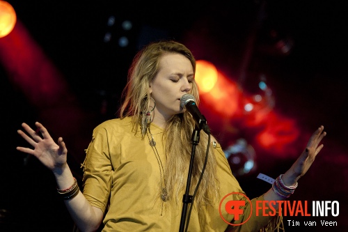 Stefany June op Dauwpop 2012 foto