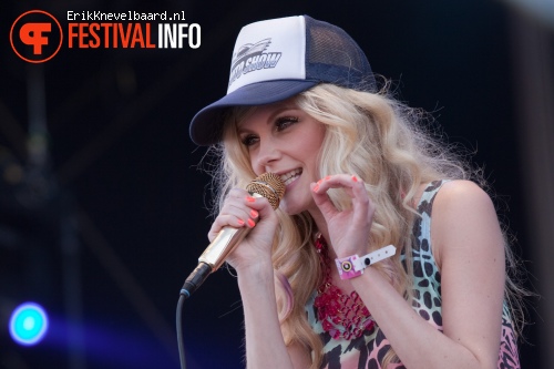 The Asteroids Galaxy Tour op Pinkpop 2012 - Zaterdag foto