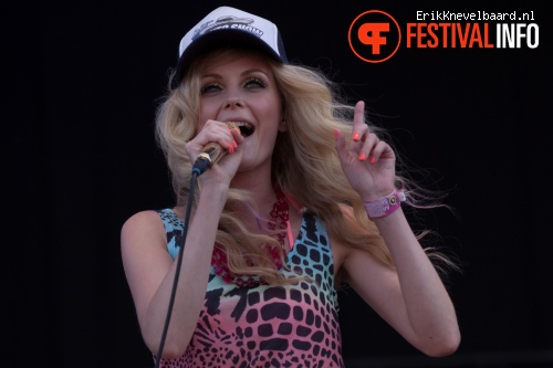 The Asteroids Galaxy Tour op Pinkpop 2012 - Zaterdag foto